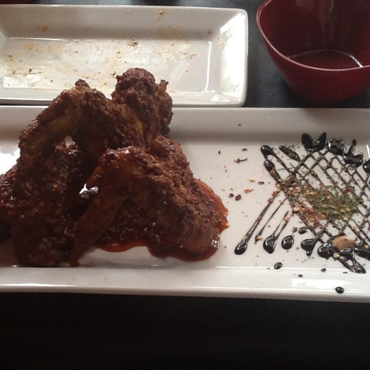4/28/2012にAndrea R.がFifty Grilled - Wings Gourmetで撮った写真