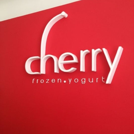 รูปภาพถ่ายที่ Cherry Frozen Yogurt โดย Fritz H. เมื่อ 5/13/2012