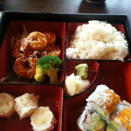 Foto tirada no(a) Osaka Japanese Sushi and Steakhouse por Cassandra K. em 8/18/2012