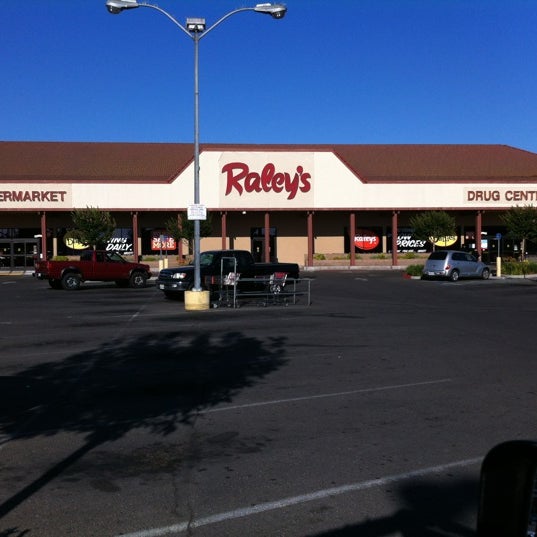 Photo prise au Raley&#39;s par Bryan B. le6/18/2012