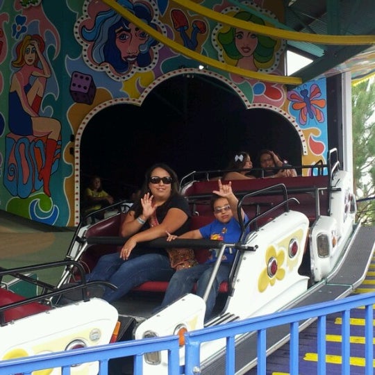 รูปภาพถ่ายที่ Cliff&#39;s Amusement Park โดย Oscar G. เมื่อ 9/8/2012