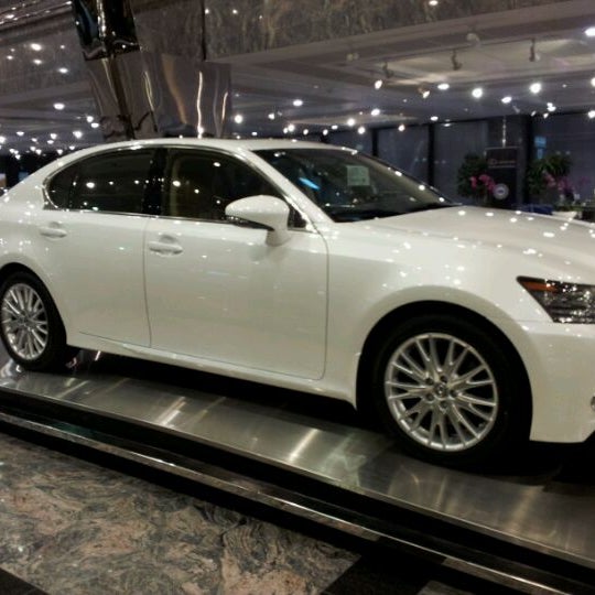 Das Foto wurde bei Toyota Showroom von Ahmed B. am 3/16/2012 aufgenommen