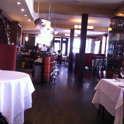 Foto diambil di Verses Restaurant oleh Jean-Michel G. pada 8/22/2012