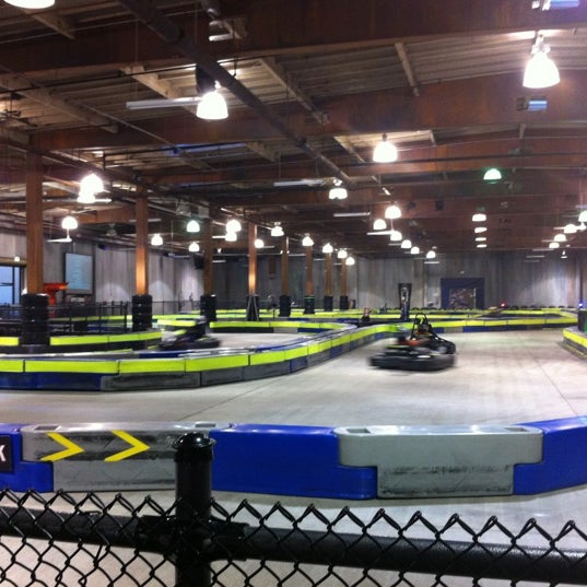 Снимок сделан в Racer&#39;s Edge Indoor Karting пользователем deebs 5/27/2012