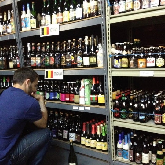 6/12/2012 tarihinde Nicholas D.ziyaretçi tarafından New Beer Distributors'de çekilen fotoğraf