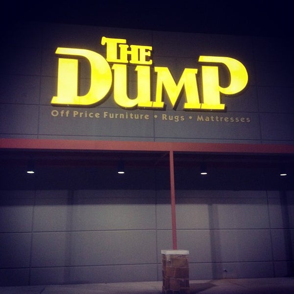 Foto scattata a The Dump Furniture Outlet da John S. il 9/3/2012