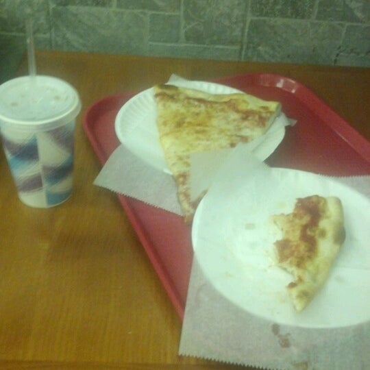 Foto tirada no(a) Polito&#39;s Pizza por Ryan M. em 6/8/2012
