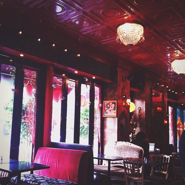Foto diambil di Simone Martini Bar &amp; Cafe oleh Brittanny T. pada 9/4/2012