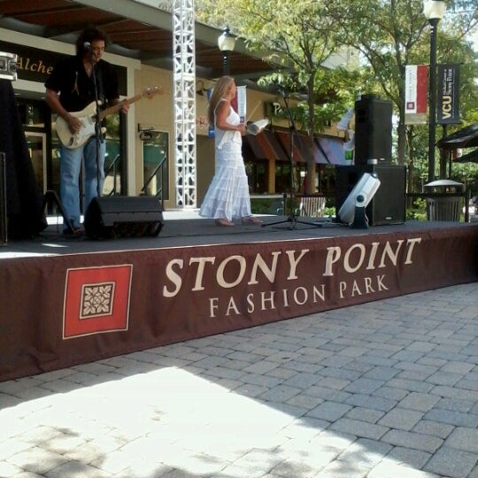 รูปภาพถ่ายที่ Stony Point Fashion Park โดย A Rose R. เมื่อ 8/5/2012