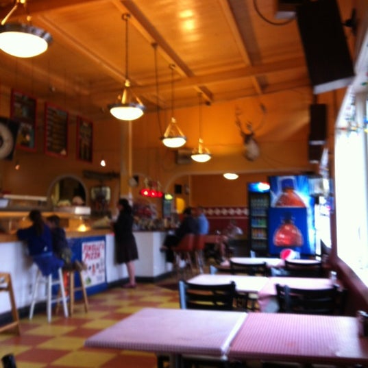 Das Foto wurde bei Finelli New York Pizzeria von Keith F. am 6/12/2012 aufgenommen