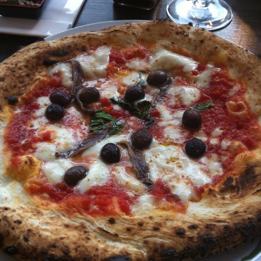Photo taken at Pizza e Pazzi by Mariel G. on 8/12/2012
