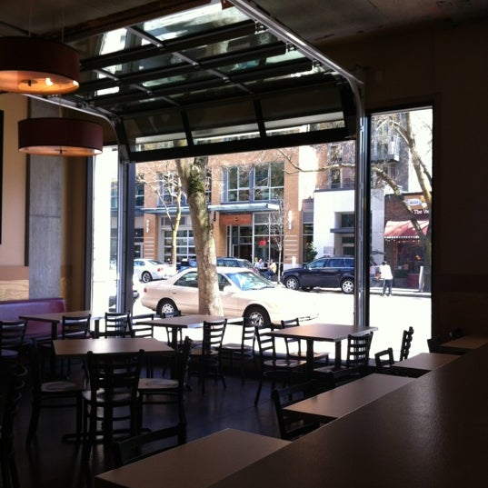 รูปภาพถ่ายที่ Blue Moon Burgers Capitol Hill โดย Matthew C. เมื่อ 4/9/2012