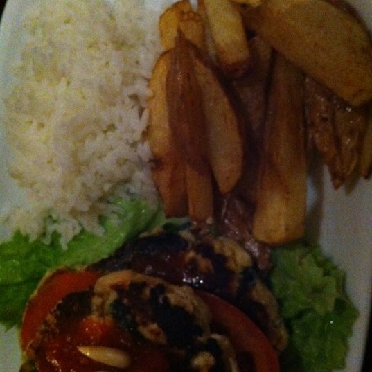 Photo taken at Hamburgueria Gourmet - Café do Rio by Diana G. on 2/22/2012