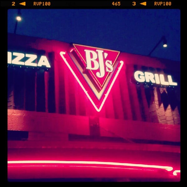 Photo taken at BJ&#39;s Restaurant &amp; Brewhouse by Alon B. on 7/4/2012