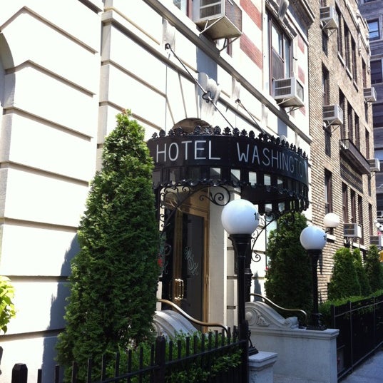 Foto tirada no(a) Washington Square Hotel por Andrew F. em 6/29/2012