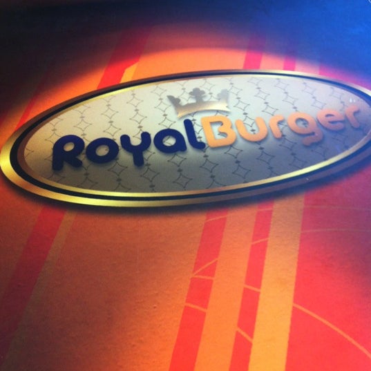 Photo taken at Royal Burger by Alessandro R. on 5/18/2012
