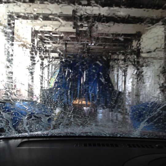 Foto scattata a The Bubble Bath Car Wash da Justin H. il 5/28/2012