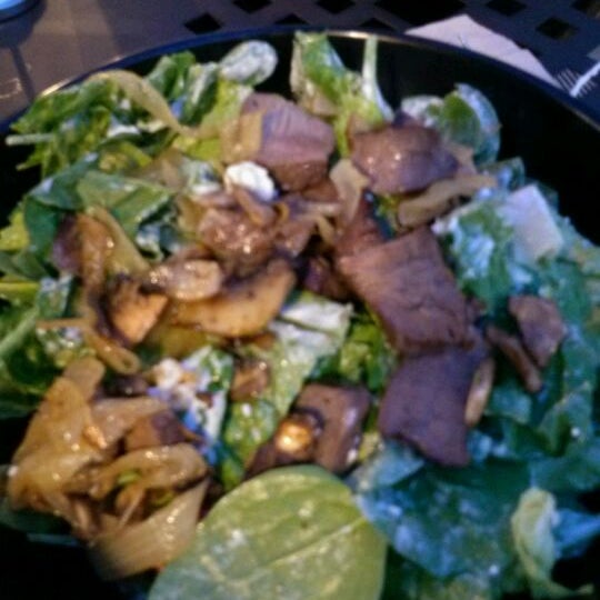 Снимок сделан в Treza Fine Salad &amp; Wood-Fired Pizza Co пользователем Kevin W. 5/23/2012