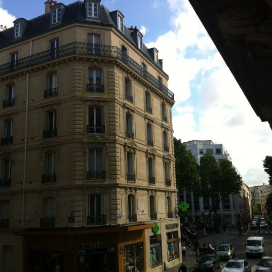 Foto diambil di Hôtel Belmont oleh Caco P. pada 6/22/2012