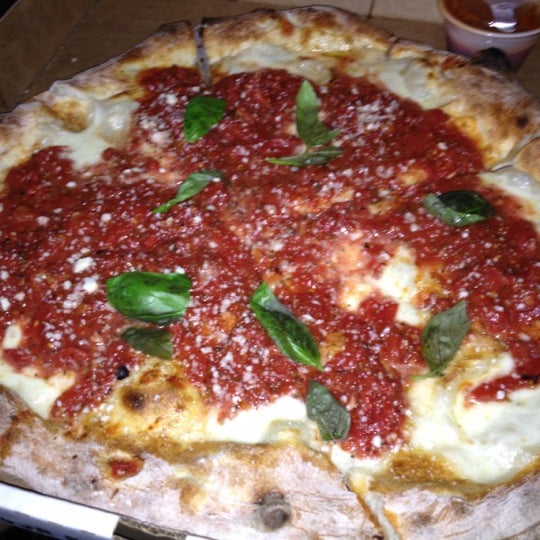 Foto scattata a Paulie&#39;s Coal Fired Pizza da Blanche T. S. il 8/27/2012
