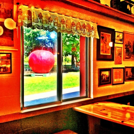 Foto tirada no(a) Robinette&#39;s Apple Haus &amp; Winery por Brad K. em 8/23/2012