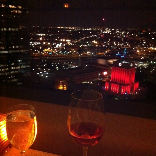 5/10/2012 tarihinde Ruben S.ziyaretçi tarafından Spindletop Restaurant at Hyatt Regency Houston'de çekilen fotoğraf