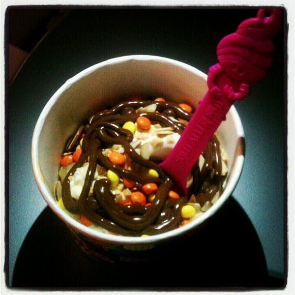 Photo taken at Menchie&#39;s Frozen Yogurt by Karmen on 5/5/2012