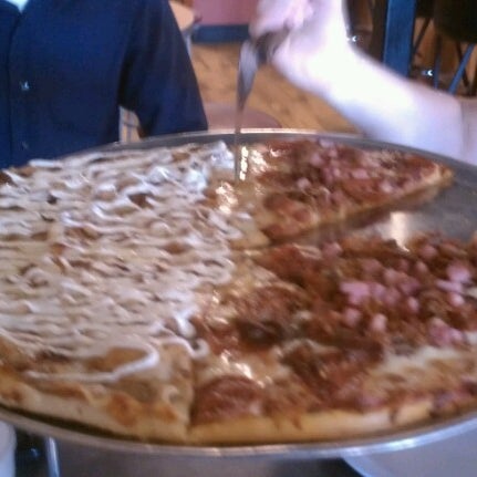 Foto tomada en NYC Pizza Cafe  por Devin G. el 7/17/2012
