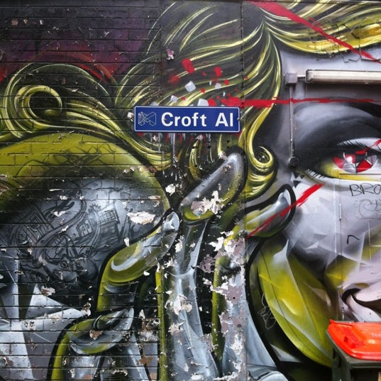 3/15/2012 tarihinde Michael N.ziyaretçi tarafından Croft Alley'de çekilen fotoğraf