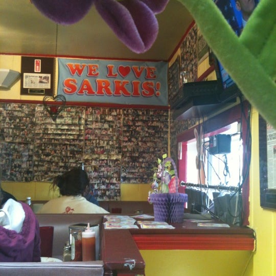 Foto tirada no(a) Sarkis Cafe por M B. em 4/3/2012