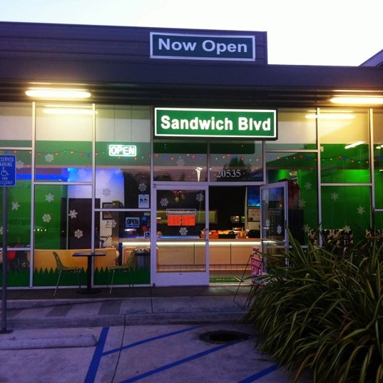 รูปภาพถ่ายที่ Sandwich Blvd โดย Sandwich B. เมื่อ 5/10/2012
