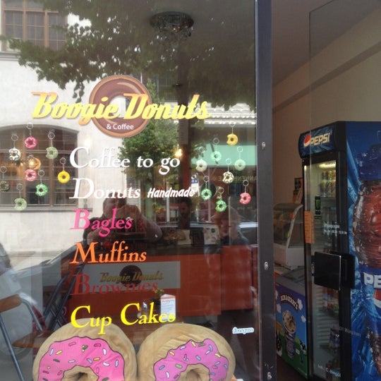 Foto tirada no(a) Boogie Donuts &amp; Coffee Munich por Toni B. em 6/2/2012
