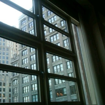 Das Foto wurde bei Hotel Giraffe Roof Deck &amp; Garden von Jose S. am 8/23/2012 aufgenommen