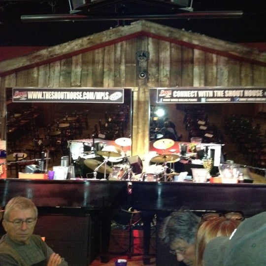 Photo taken at Shout House Dueling Pianos by Aaron L. on 5/31/2012