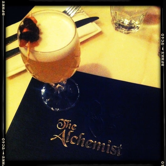 Foto diambil di The Alchemist Bar &amp; Cafe oleh Agus E. pada 6/14/2012