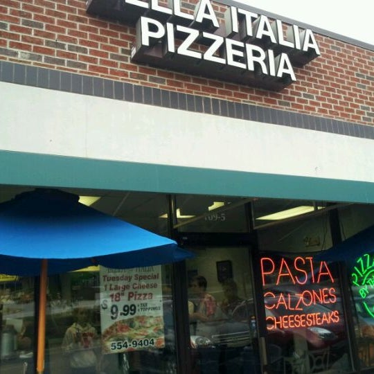 Photo prise au Bella Italia Pizzeria par Bob M. le5/22/2012