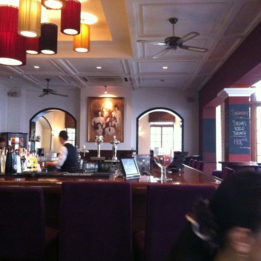 Foto diambil di Sasha&#39;s Restaurant and Bar oleh andrew_guozhi pada 5/1/2012
