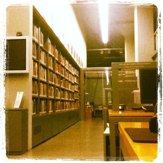 Снимок сделан в İstanbul Modern Kütüphane пользователем Serra C. 6/28/2012