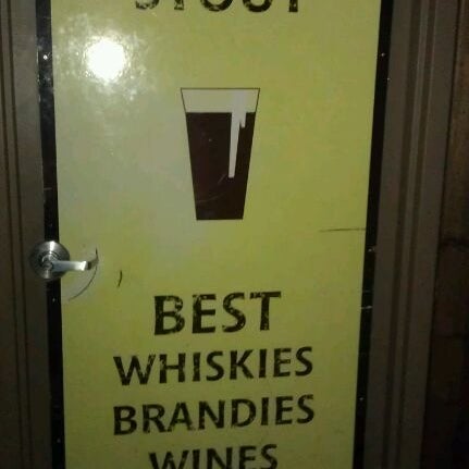 Foto tomada en Kilkenny&#39;s Irish Pub  por Danielle J. el 4/8/2012