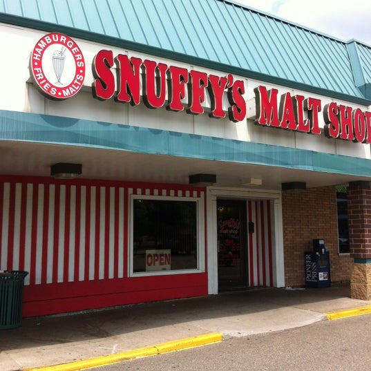 Foto diambil di Snuffy&#39;s Malt Shop oleh Peggy H. pada 5/27/2012