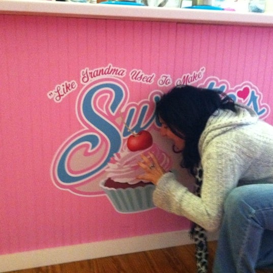 3/13/2012 tarihinde Jackie R.ziyaretçi tarafından Sweetie&#39;s Bakery &amp; Cafe'de çekilen fotoğraf