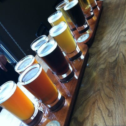 Foto tirada no(a) Two Beers Brewing Company por chrisprof em 7/28/2012