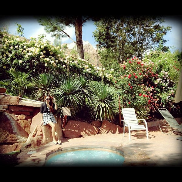 Foto diambil di Cliffrose Lodge &amp; Gardens, Curio Collection by Hilton oleh PAIR c. pada 4/30/2012