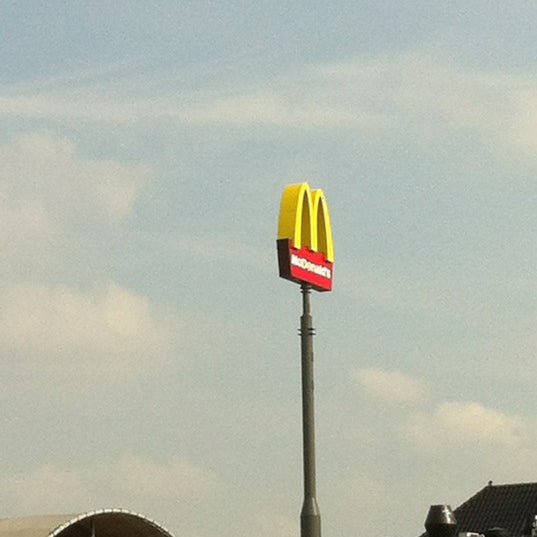 รูปภาพถ่ายที่ McDonald&#39;s โดย Rene S. เมื่อ 5/30/2012