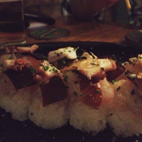 Não dá para não experimentar o shiromi takô: sushi bolinha de robalo marinado no limão-taiti, polvo e gelatina de shoyu. Sabor único!