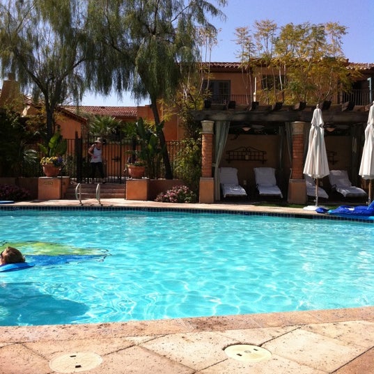 Foto scattata a Royal Palms Pool &amp; Cabanas da Liz W. il 3/26/2012