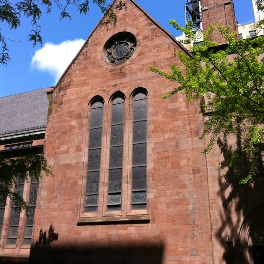 รูปภาพถ่ายที่ St James Church (Episcopal) โดย John H. เมื่อ 4/27/2012