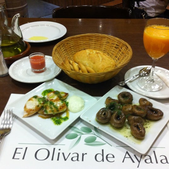รูปภาพถ่ายที่ El Olivar de Ayala โดย Lu S. เมื่อ 6/30/2012