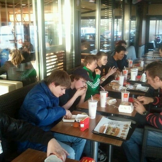 รูปภาพถ่ายที่ McDonald&#39;s โดย Rob V. เมื่อ 3/31/2012