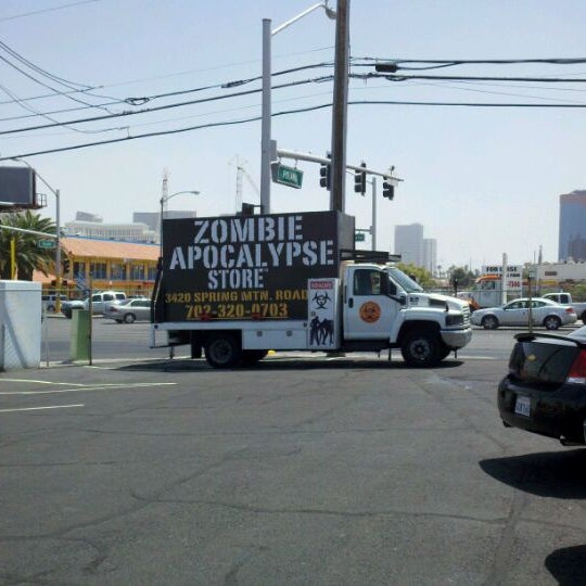 รูปภาพถ่ายที่ Zombie Apocalypse Store โดย Joe F. เมื่อ 5/10/2012